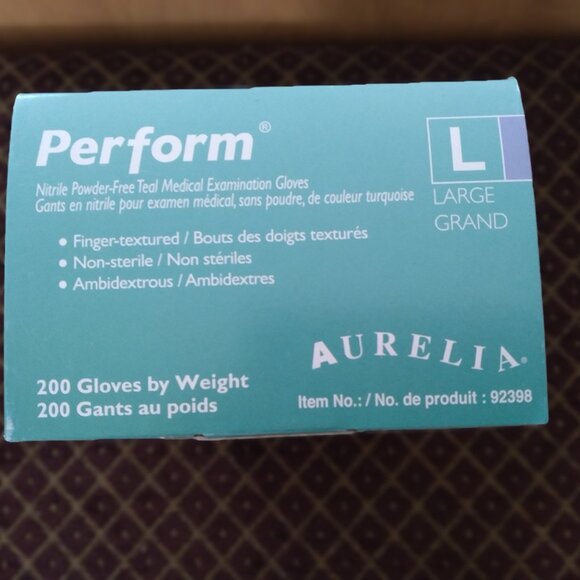 2 Boxes Nitrile gloves and 2 Boxes of Surgical Masks, Made in Canada - Picture 3 of 5